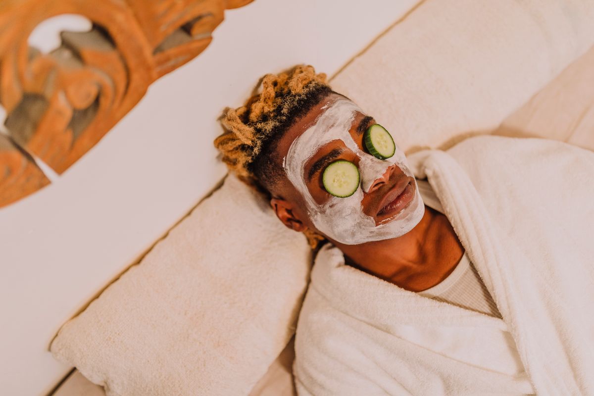 Entspannte Gesichtspflege mit Maske