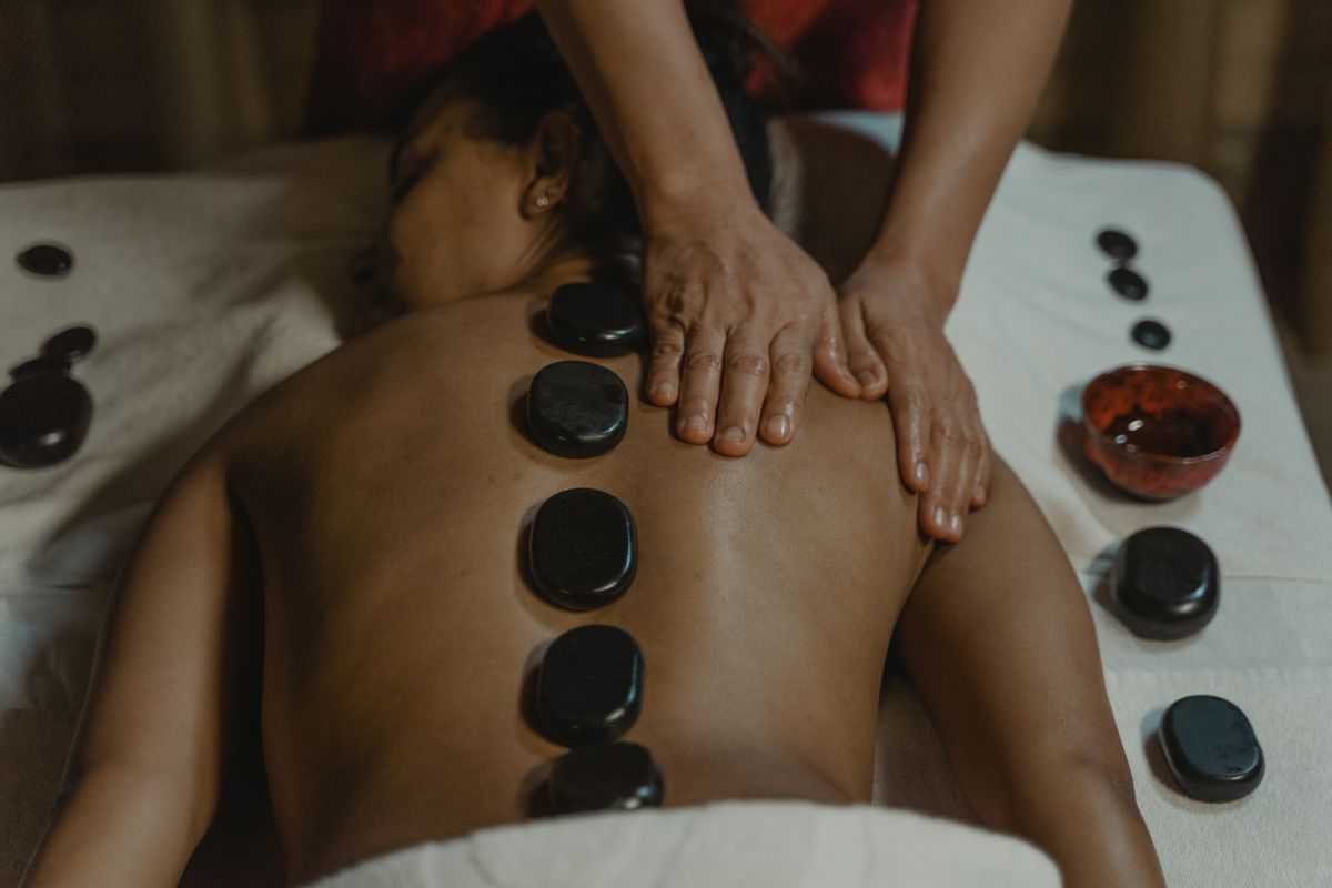 Massage mit warmen Steinen