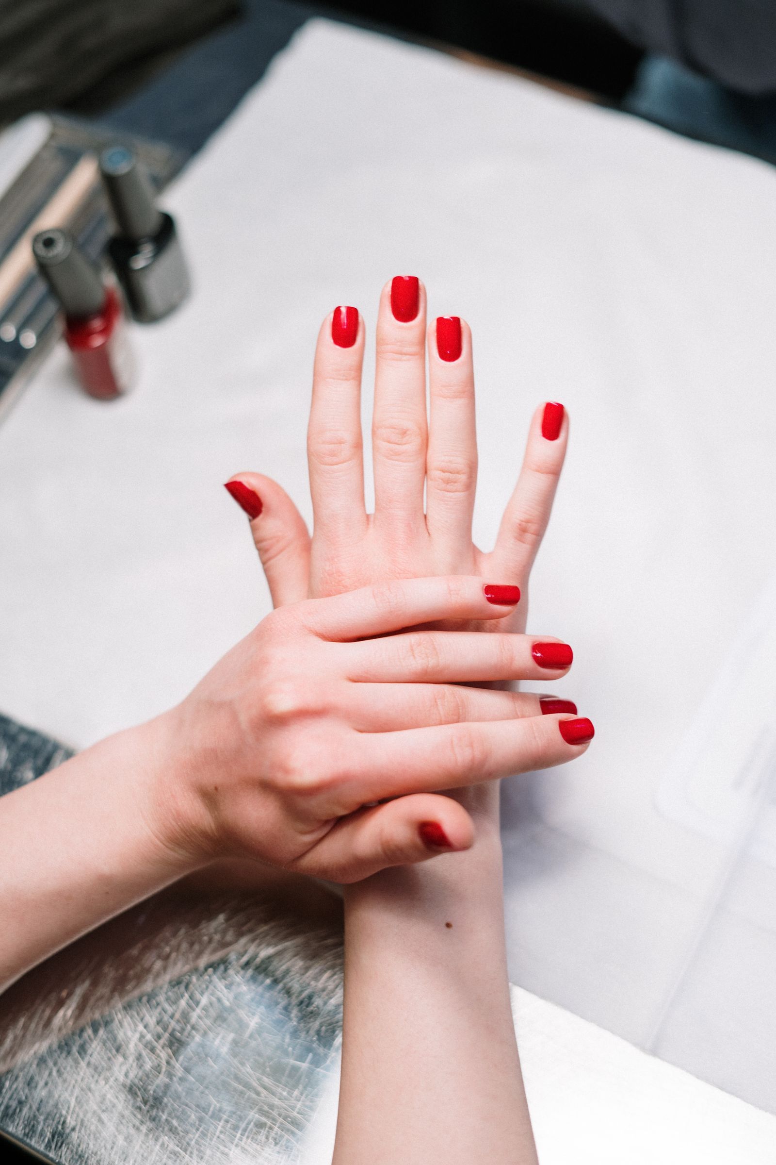 Gepflegte Hände mit Nageldesign