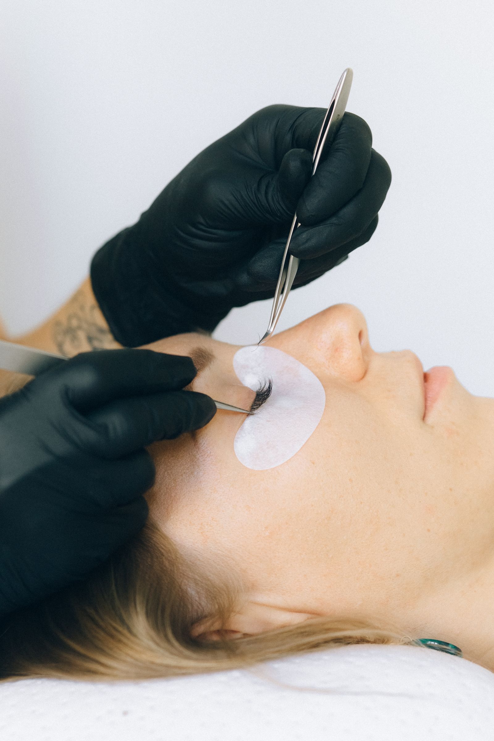 Wimpernverlängerung – präzise Arbeit am Auge